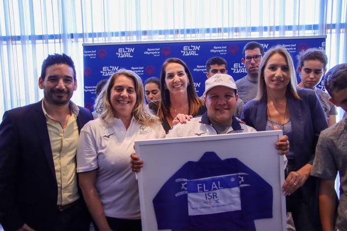 דינה בן טל גננסיה, מנכ"לית אל על, שרון לוי בלנגה, מנכ"לית ספיישל אולימפיקס, עמית לוי, מנהל מכירות ישראל אל על, וספורטאי ספיישל אולימפיקס