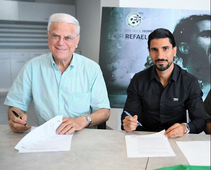 שחקן מכבי חיפה ליאור רפאלוב עם הנשיא יעקב שחר