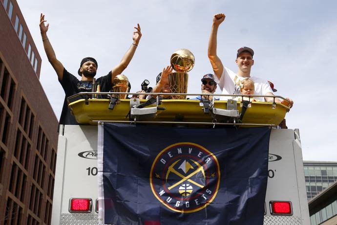 שחקן דנבר נאגטס ניקולה יוקיץ' עם ג'מאל מארי במצעד האליפות