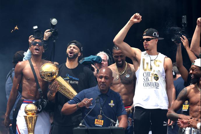 שחקני דנבר נאגטס חוגגים אליפות: ג'מאל מארי, מייקל פורטר ג'וניור