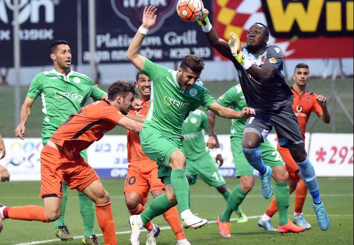 שוער דלה איינוגבה, דלה איינוגבה, מול שחקן הפועל כפר סבא, דודו ביטון