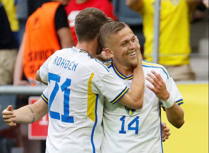 יספר קרלסון שחקן נבחרת שבדיה חוגג שער