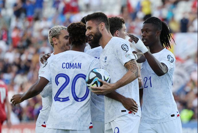 אוליבייה ז'ירו שחקן נבחרת צרפת חוגג שער