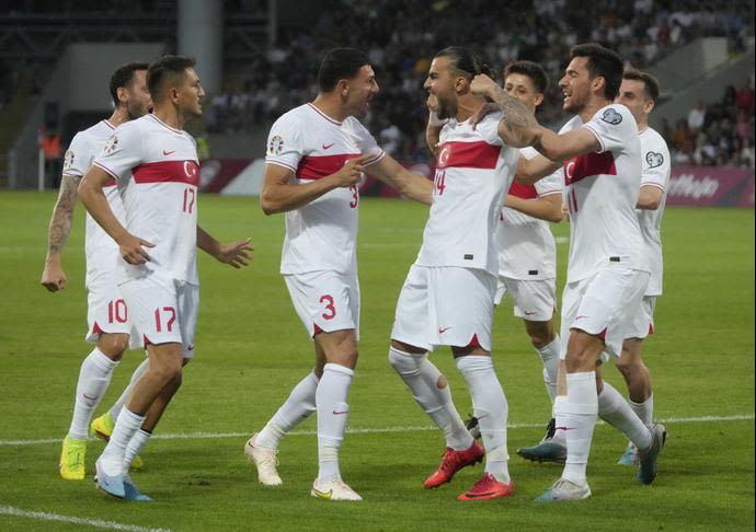 שחקני נבחרת טורקיה חוגגים