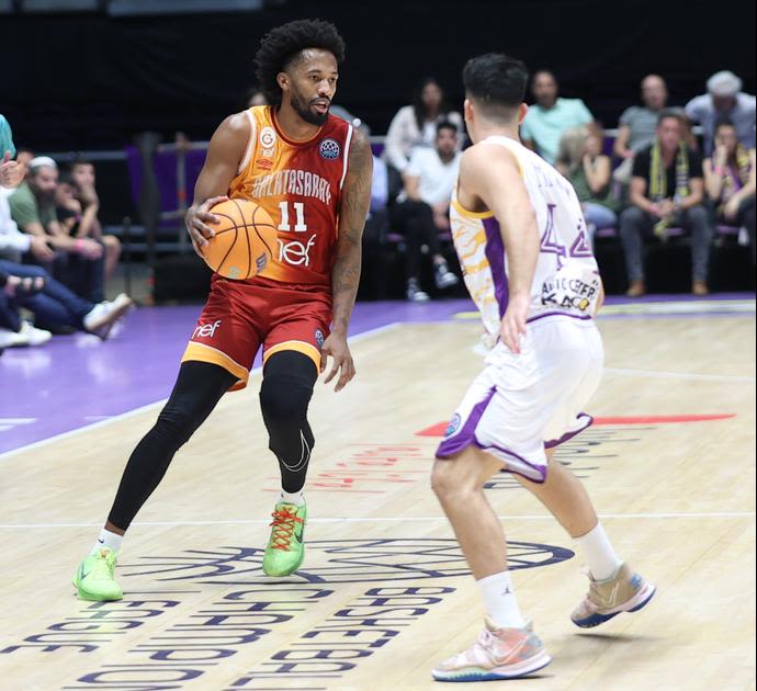 בריאן אנגולה, שחקן גלאטסראיי