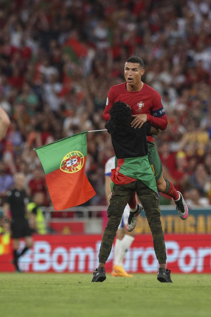 אוהד פורץ למגרש במשחק של נבחרת פורטוגל ומניף את כריסטיאנו רונאלדו