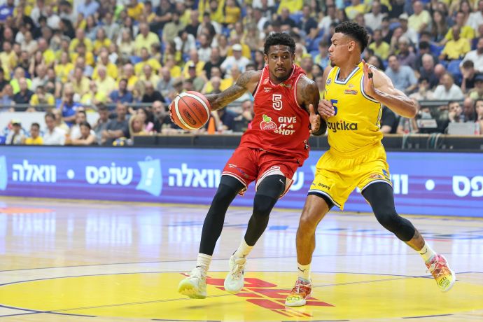 קסבייר מנפורד הפועל תל אביב לצד ווייד בולדווין מכבי תל אביב