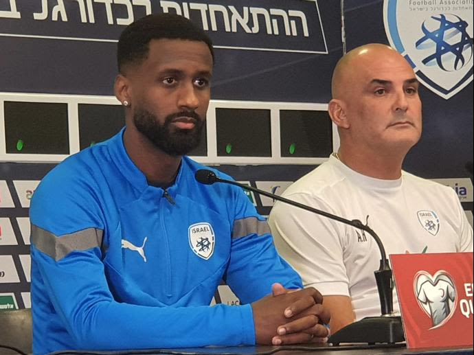 קפטן נבחרת ישראל אלי דסה לצד המאמן אלון חזן