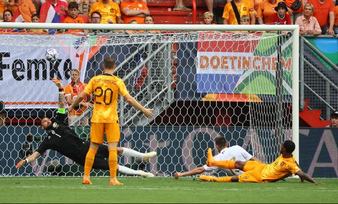 ג'ורג'יניו ויינאלדום שחקן נבחרת הולנד מכניע את ג'אנלואיג'י דונארומה שוער נבחרת איטליה