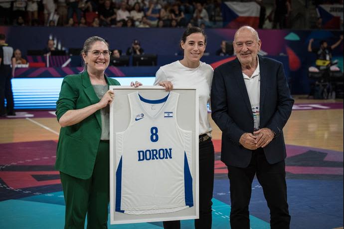 יו"ר איגוד הכדורסל עמירם הלוי ואשת נשיא המדינה מיכל הרצוג, עם שחקנית נבחרת ישראל לשעבר שי דורון