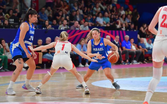 שחקנית נבחרת הנשים של ישראל בכדורסל, דניאל רבר, חוסמת עבור עדן רוטברג