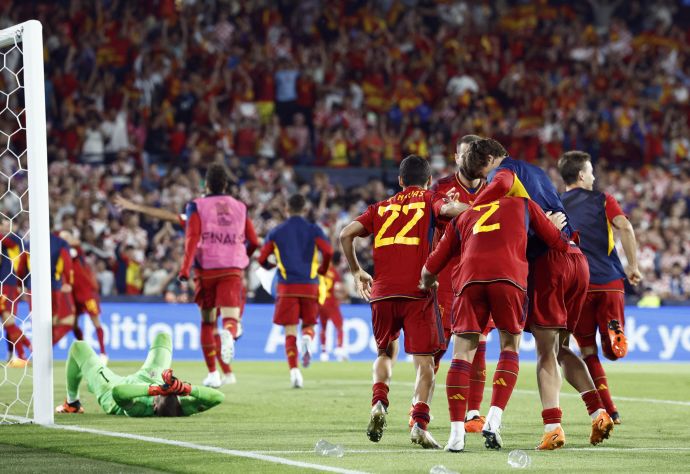 שחקני נבחרת ספרד חוגגים זכייה בליגת האומות