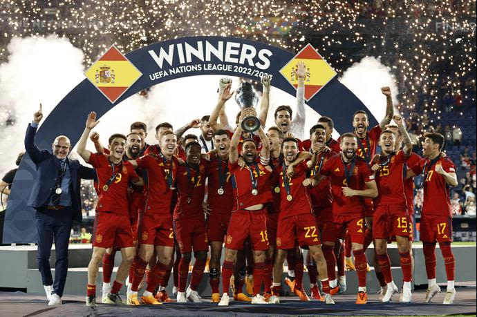 שחקן נבחרת ספרד דני קרבחאל מניף את גביע האומות
