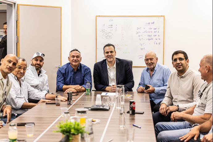 שר התרבות והספורט מיקי זוהר עם ראשי הליגה הלאומית בכדורסל