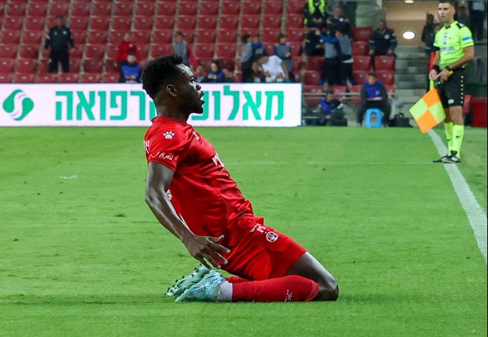 יוג'ין אנסה שחקן הפועל באר שבע חוגג שער