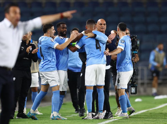 שחקני נבחרת ישראל חוגגים עם רז שלמה והמאמן אלון חזן