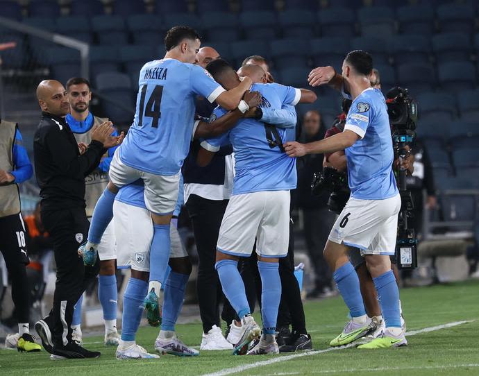 שחקני נבחרת ישראל חוגגים