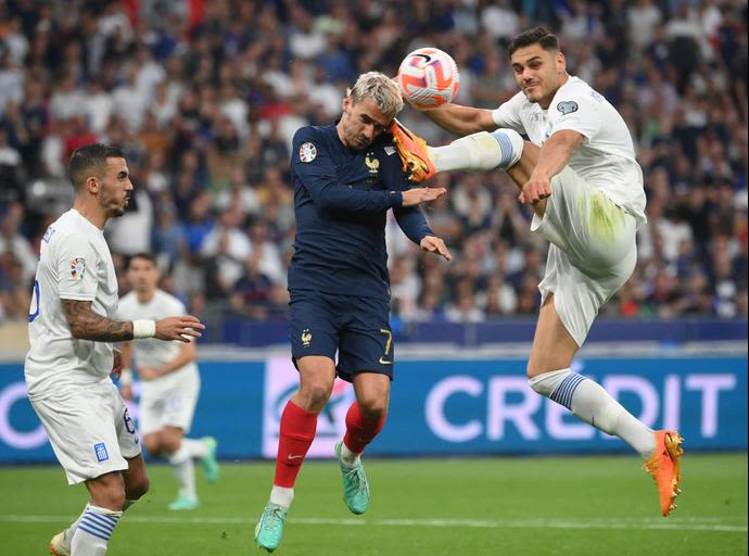 שחקן נבחרת יוון קונסטנטינוס מברופאנוס בועט בראשו של שחקן נבחרת צרפת אנטואן גריזמן