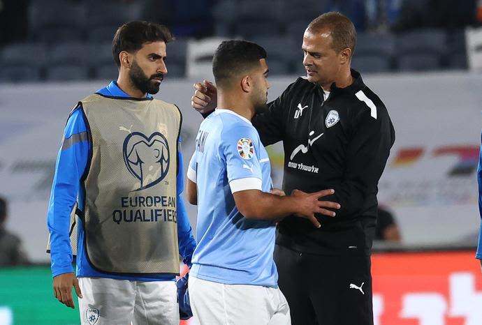 אלון חרזי עוזר מאמן נבחרת ישראל עם מוחמד אבו פאני, אופיר דוידזאדה