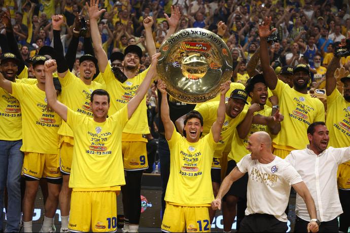 ג'ון דיברתולומאו שחקן מכבי תל אביב מניף את צלחת האליפות
