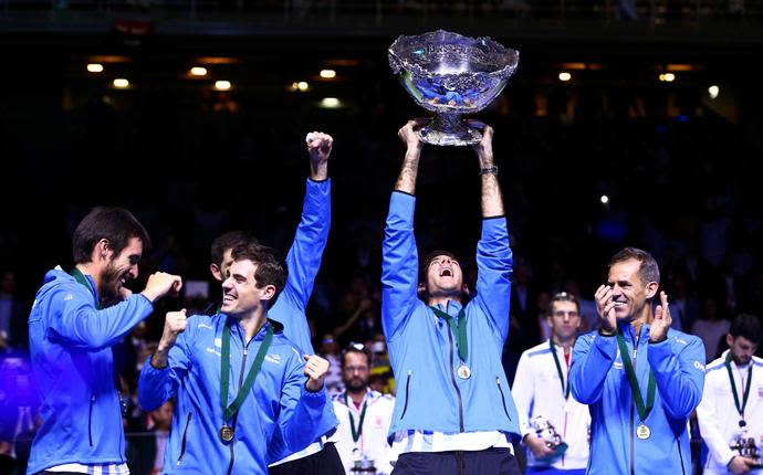 שחקני נבחרת ארגנטינה מניפים את גביע דייויס