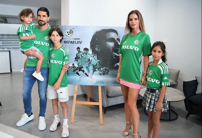 שחקן מכבי חיפה ליאור רפאלוב עם אשתו גל והילדים