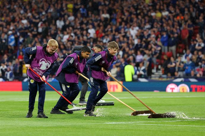 הדשא בהאמפדן פארק במשחק בין סקוטלנד לבין גיאורגיה