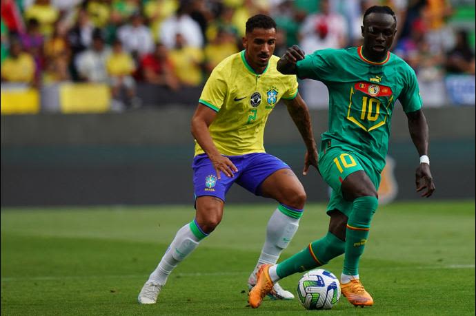 סאדיו מאנה שחקן נבחרת סנגל לפני דנילו שחקן נבחרת ברזיל