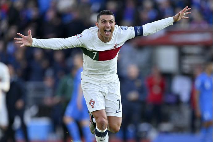 כריסטיאנו רונאלדו שחקן נבחרת פורטוגל חוגג שער
