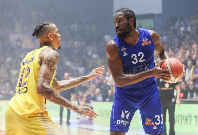 שחקן בני הרצליה צ'ינאנו אונואקו מול שחקן הפועל חולון מייקל קייזר