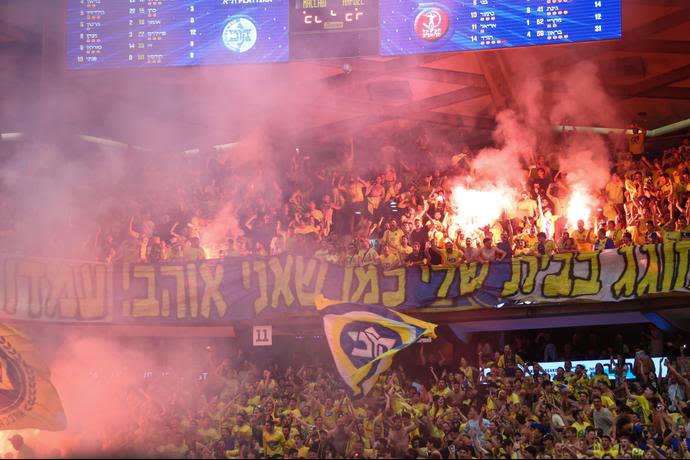 אוהדי מכבי תל אביב חוגגים אליפות