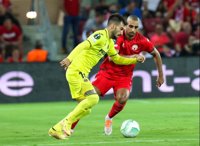 אלכס באנה, שחקן ויאריאל, מול רמזי ספורי, הפועל באר שבע