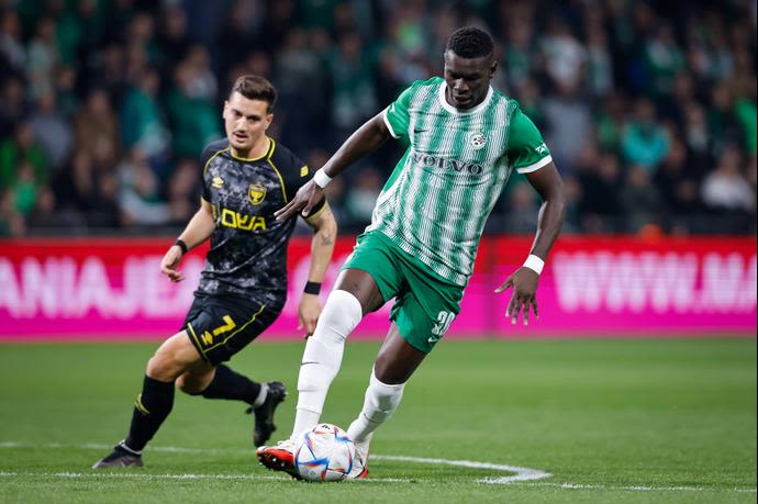 עבדולאי סק שחקן מכבי חיפה לפני ירדן שועה שחקן בית"ר ירושלים