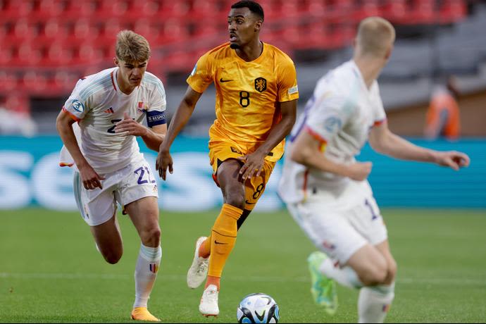 ריאן חראפנברך שחקן נבחרת הולנד הצעירה לפני שארל דה קטלארה שחקן נבחרת בלגיה הצעירה