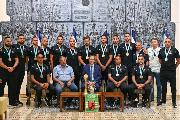 שחקני פלפלה בני כפר קאסם מתארחים אצל נשיא המדינה יצחק הרצוג