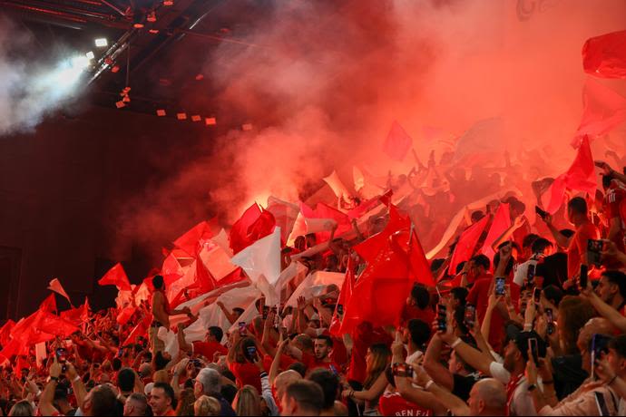 אבוקות ביציעי הפועל תל אביב