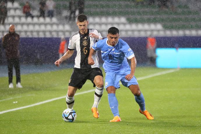 איתן אזולאי, נבחרת ישראל הצעירה, מול שחקן נבחרת גרמניה טום קראוס