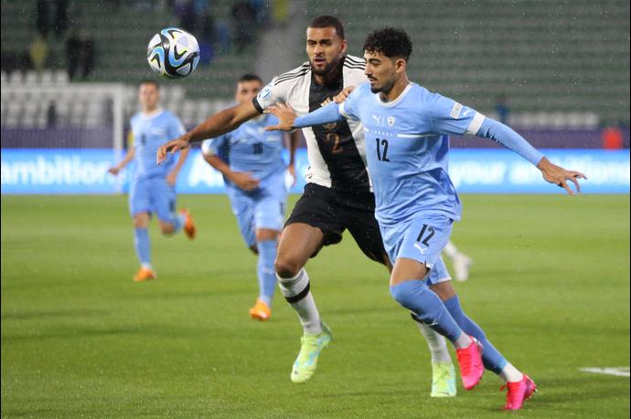 רוי רביבו הנבחרת הצעירה של ישראל לצד יושה וגנומאן הנבחרת הצעירה של גרמניה