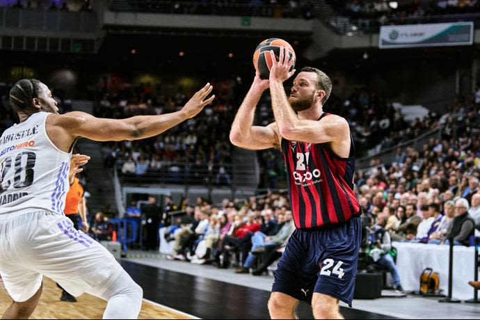 שחקן באסקוניה מאט קוסטלו