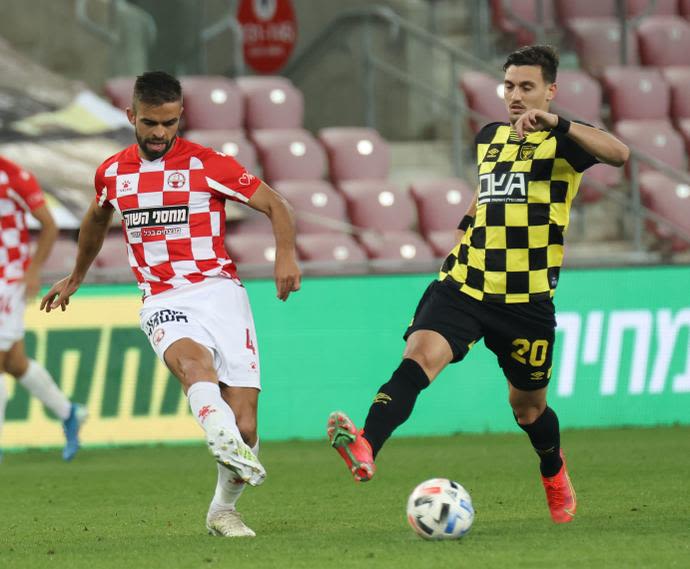 מיגל ויטור שחקן הפועל באר שבע מול ירדן שועה שחקן בית"ר ירושלים