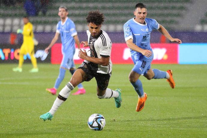 שחקן נבחרת ישראל הצעירה אוסקר גלוך מאחורי שחקן נבחרת גרמניה קווין שאדה