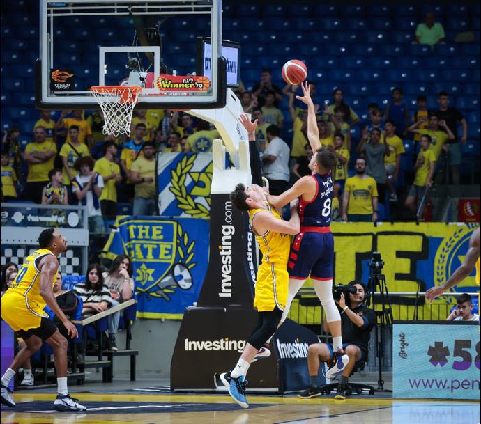 שחקן עירוני קרית אתא יותם חנוכי לצד שחקן מכבי תל אביב ג'ייק כהן