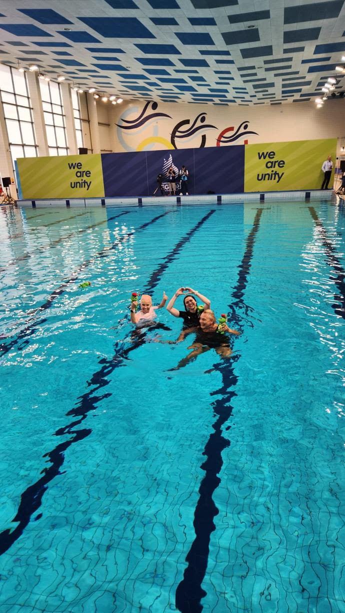 נבחרת השחייה האמנותית זכתה במדליית ארד במשחקי אירופה, המאמנות הושלכו לבריכה בחגיגות