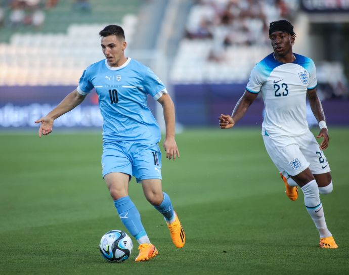 אוסקר גלוך שחקן נבחרת ישראל הצעירה לפני נוני מדואקה שחקן נבחרת אנגליה הצעירה