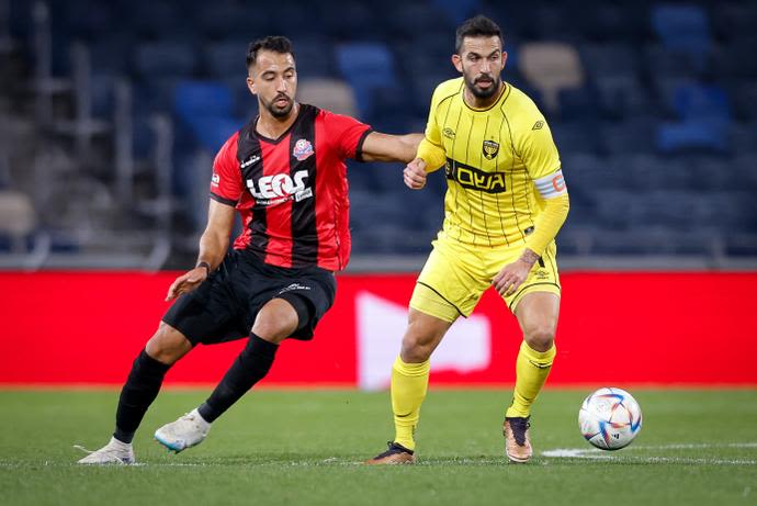 קפטן בית"ר ירושלים אוראל דגני מול קשר הפועל חיפה אליאל פרץ