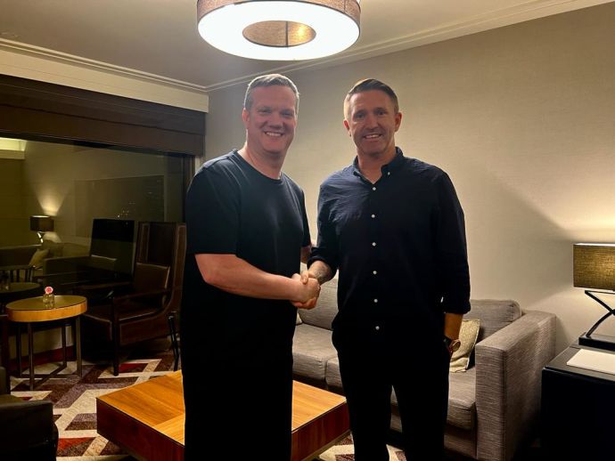 רובי קין מאמן מכבי תל אביב החדש עם המנכ"ל בן מנספורד