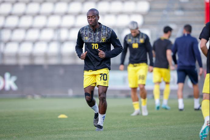 דנילו אספרייה שחקן בית"ר ירושלים בחימום