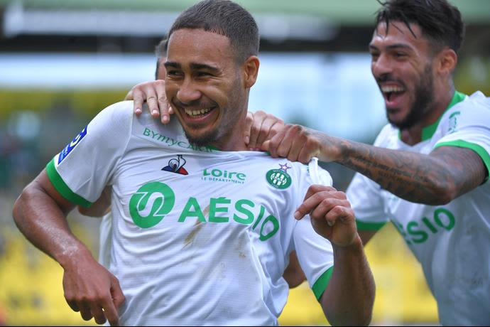 איבן מאסון חוגג את שער הבכורה במדי סנט אטיין, ספטמבר 2020