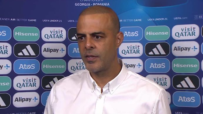 גיא לוזון וחניכו אוסקר גלוך מדברים אחרי ההפסד של הנבחרת הצעירה מול אנגליה ביורו