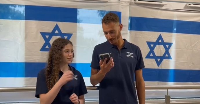 נשיא המדינה יצחק הרצוג מברך את הטריאתלט שחר שגיב והסייפת גילי קוריצקי